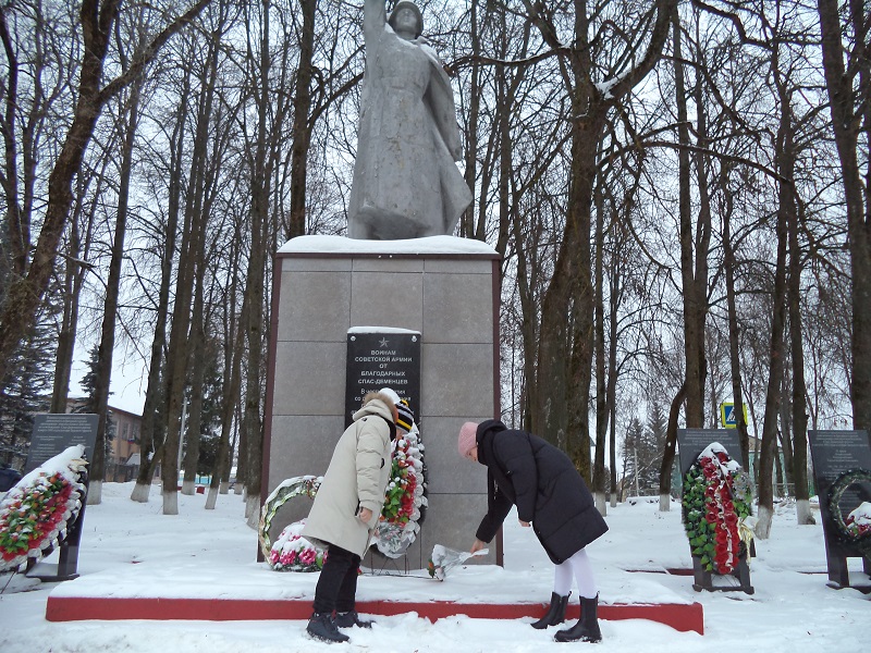 Героев помним имена.