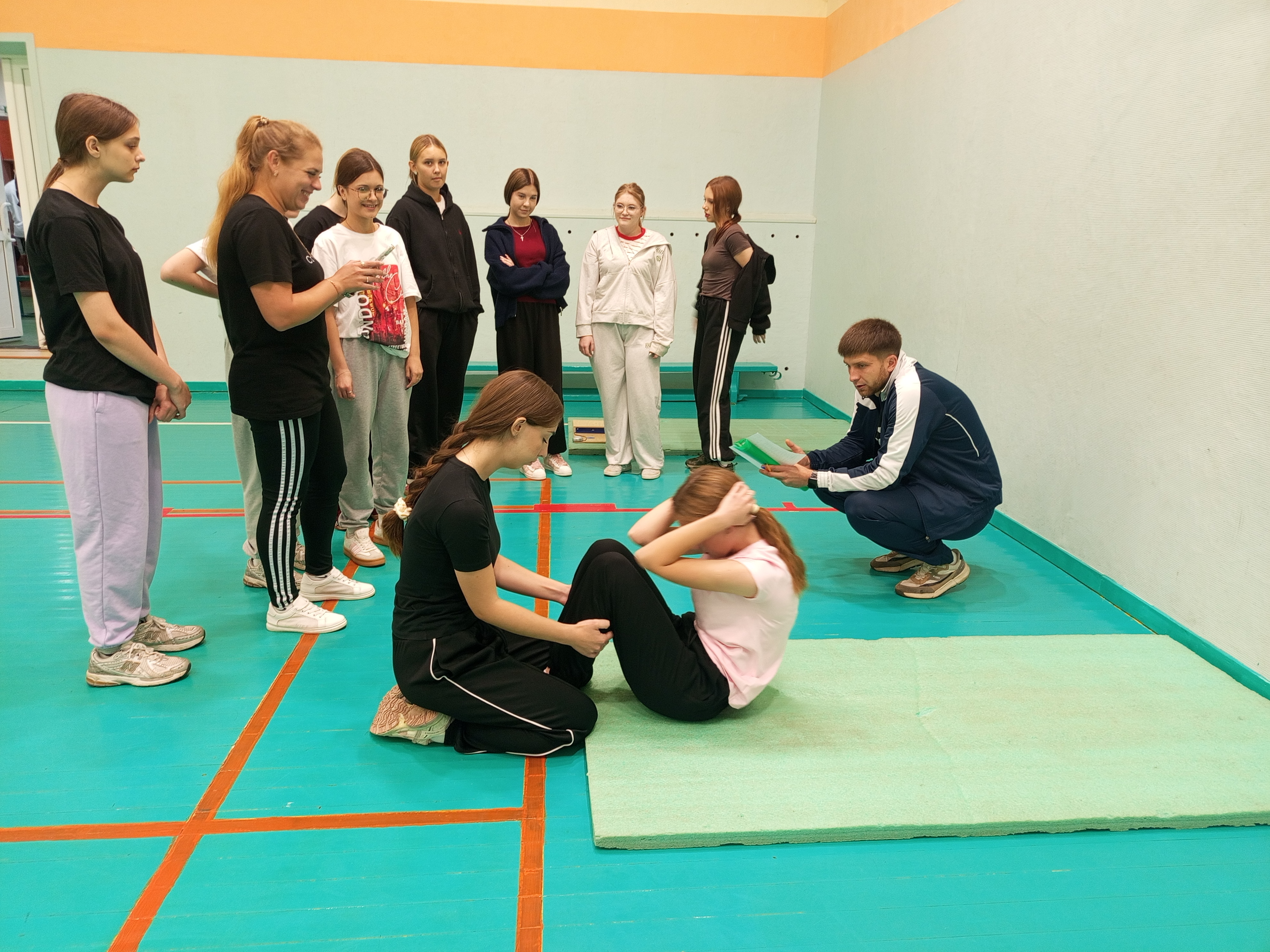 Школьники выполняют нормативы ГТО.