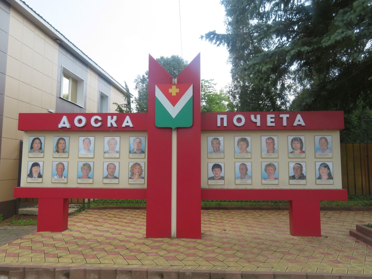 В Спас-Деменске обновили Доску почета..