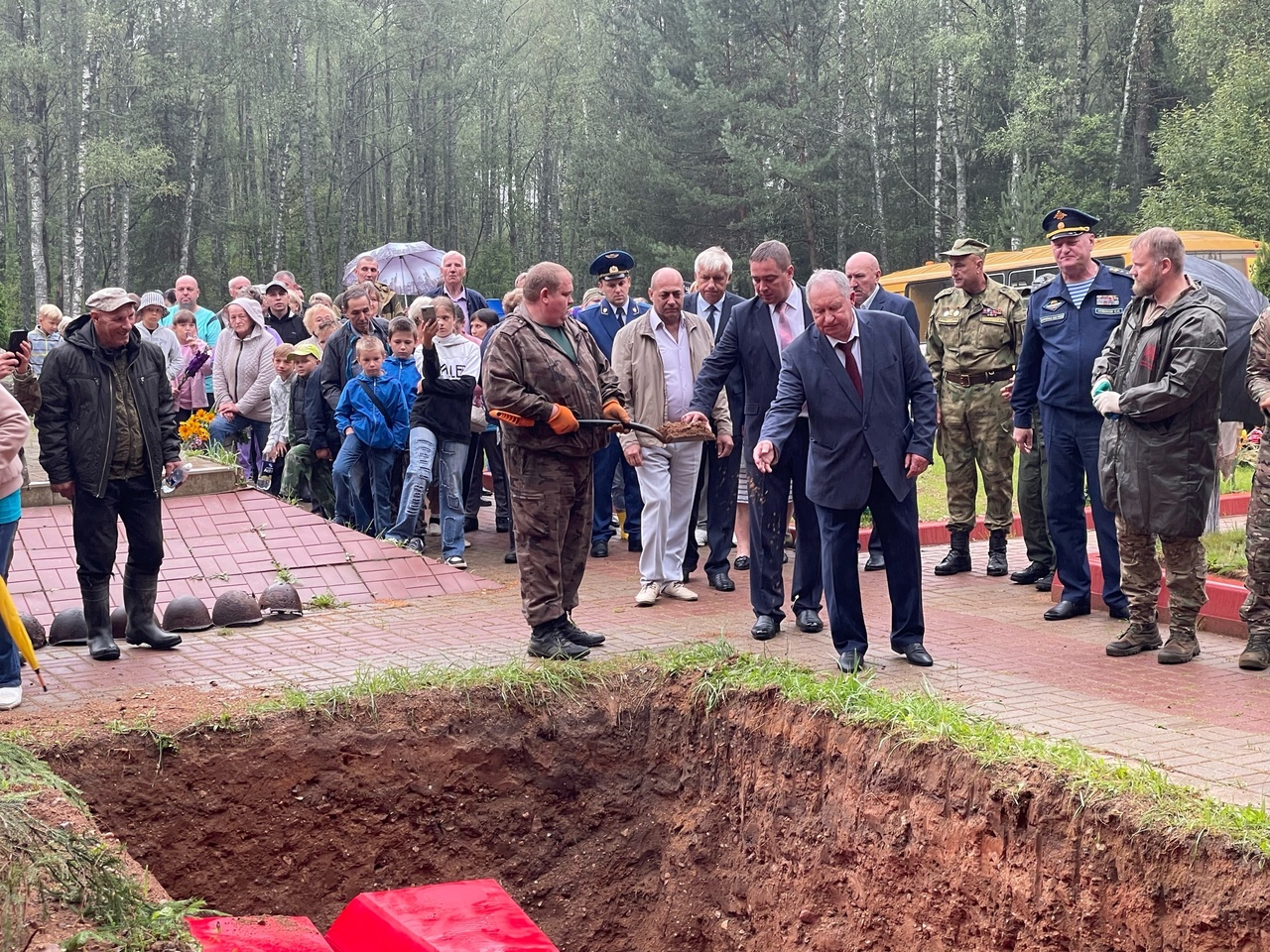 Митинг на Гнездиловской высоте.