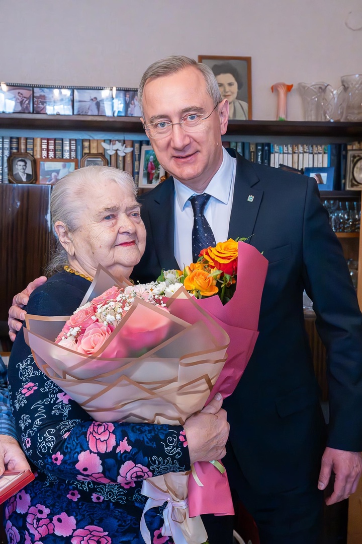 Владислав Шапша вручил юбилейную медаль «80 лет Великой Победы» жительнице Спас-Деменска Елене Николаевне Серегиной.