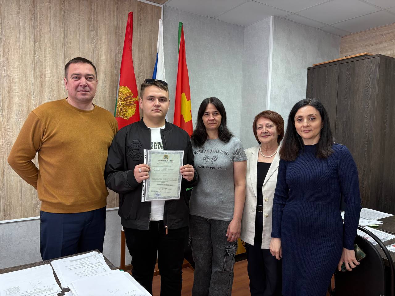 Еще одной молодой семье Спас-Деменского района вручили свидетельство о праве на получение социальной выплаты на приобретение жилого помещения..