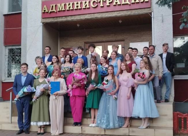 28 июня в районном Доме культуры города Спас-Деменска в торжественной обстановке прошло чествование выпускников района..