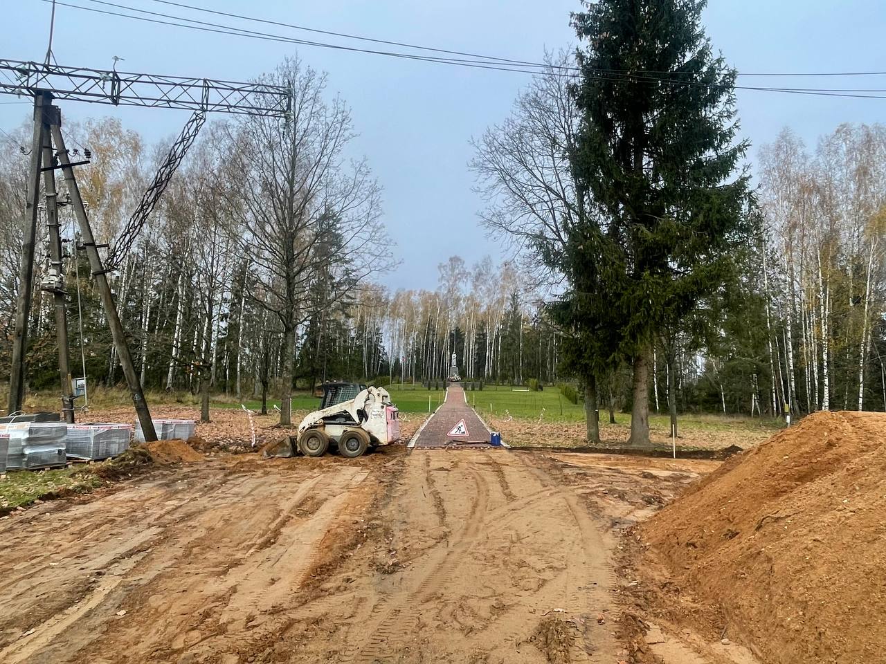 Благоустройство памятника продолжается, сейчас рабочие делают участок, предназначенный для стоянки автотранспорта..