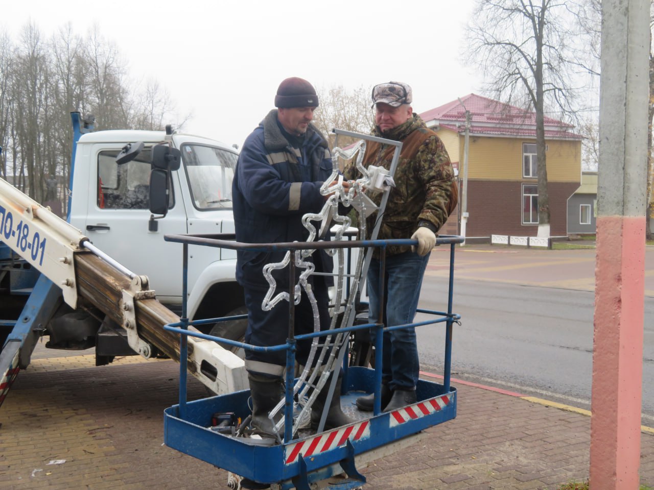 проводится работа по замене перегоревших ламп уличного освещения..