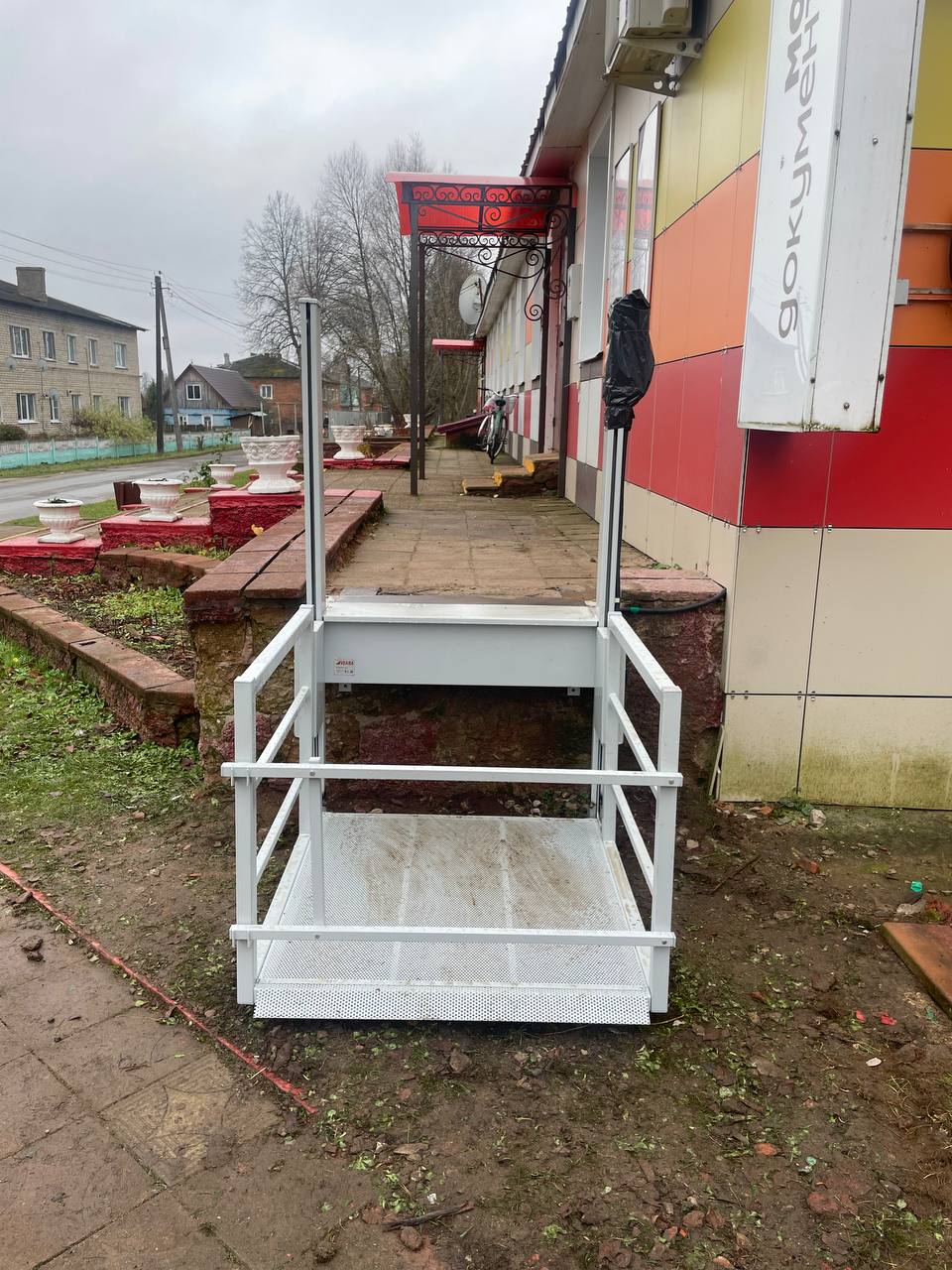 Возле здания Централизованной библиотечной системы установлен новый современный подъемник для маломобильных групп населения..