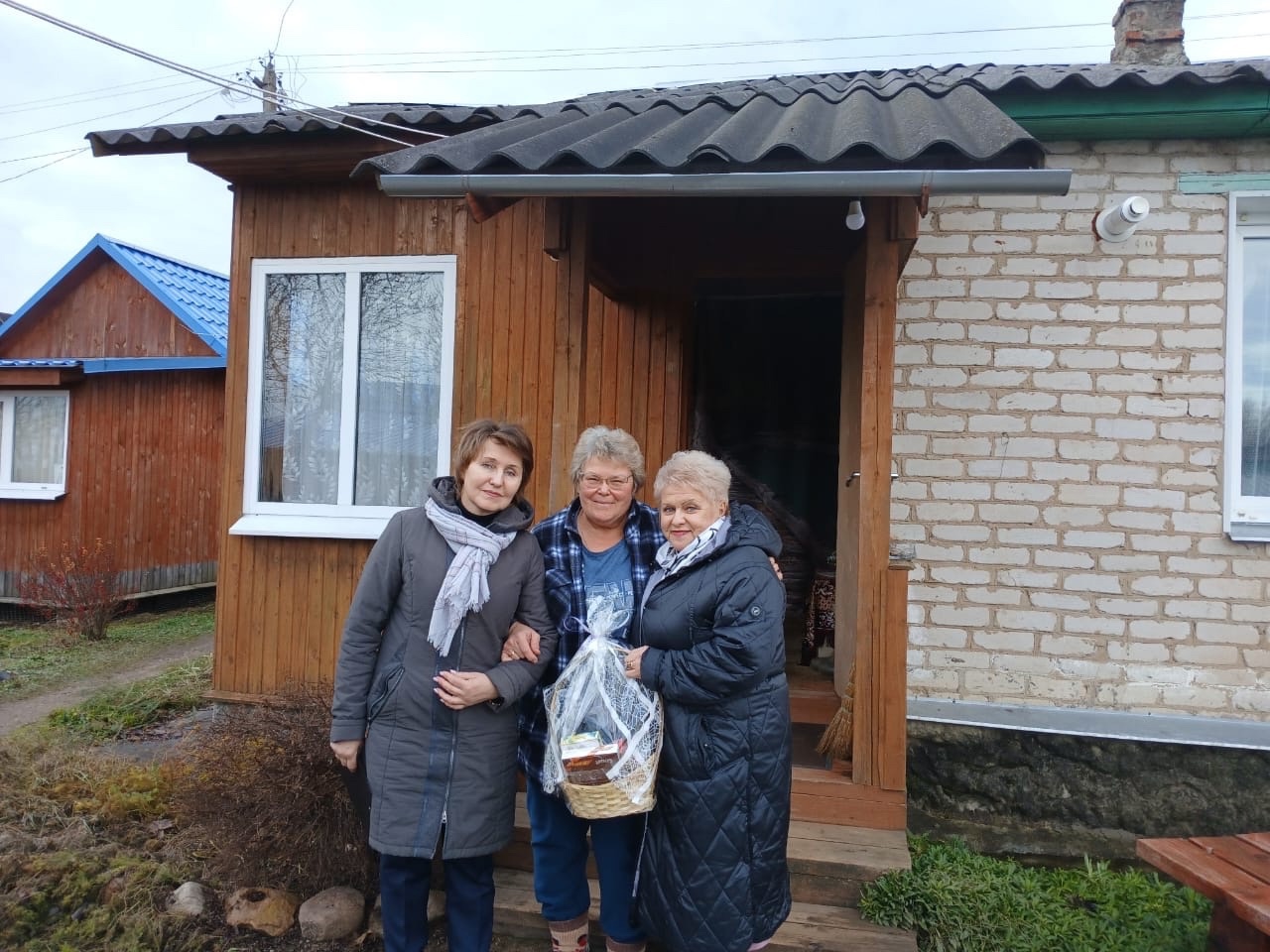 В преддверии Дня матери в Спас-Деменском районе поздравили с наступающим праздником и вручили подарки мамам военнослужащих, участвующих в специальной военной операции..