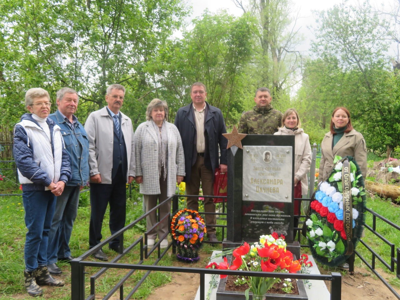 В Спас-Деменском районе реконструировали памятник на могиле фронтовой пулеметчицы Шуры Окуневой.