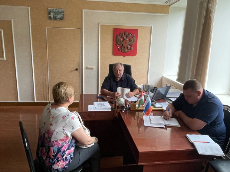 Сегодня глава администрации МР "Спас-Деменский район" Владимир Анатольевич Бузанов провел личный прием граждан.. Сегодня глава администрации МР "Спас-Деменский район" Владимир Анатольевич Бузанов провел личный прием граждан..