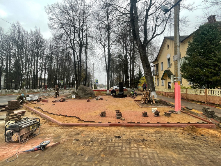 Завершается благоустройство памятника. Завершается благоустройство памятника.